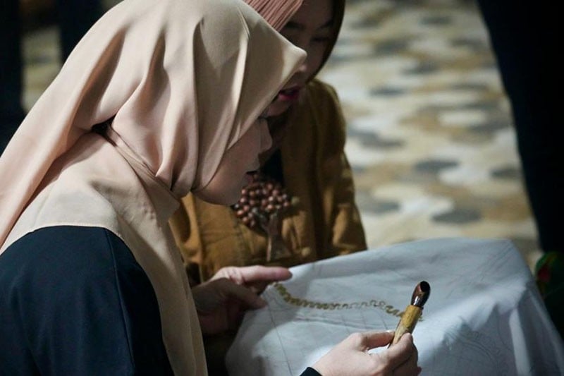 Momen Siti Atikoh Membatik di Semarang - Bagian 3