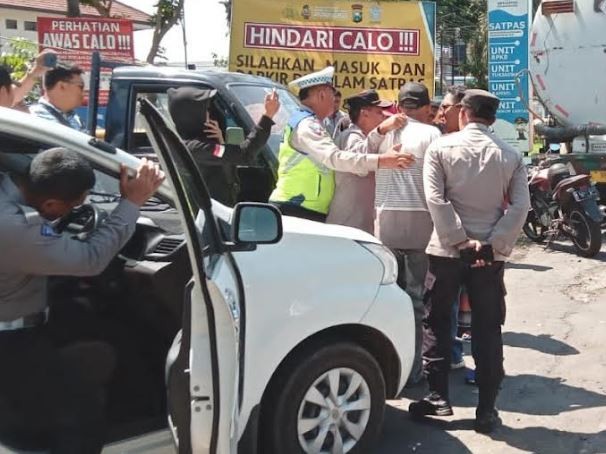 Ganggu Pelayanan, Polisi Amankan Belasan Calo SIM di Satpas Singosari Malang