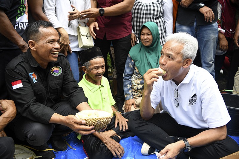 Momen Ganjar Pranowo Cicipi Durian saat Panen di Wonosobo - Bagian 1