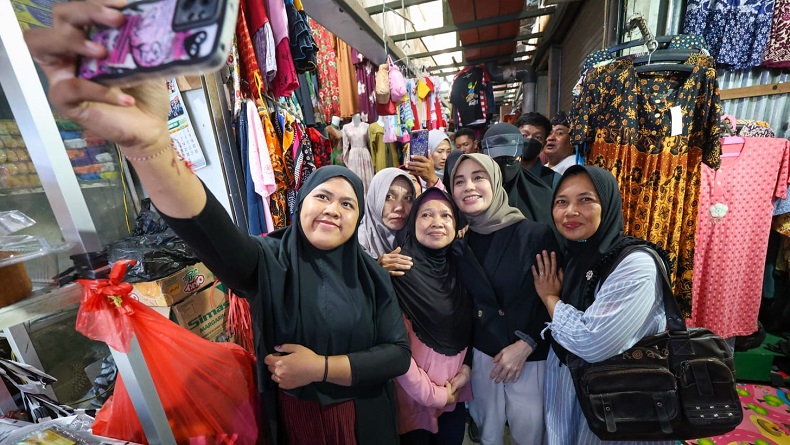 title Siti Atikoh Blusukan di Pasar Madiun Jatim, Sapa Hangat Pedagang dan Borong Dagangan Siti Atikoh Blusukan di Pasar Madiun Jatim, Sapa Hangat Pedagang dan Borong Dagangan