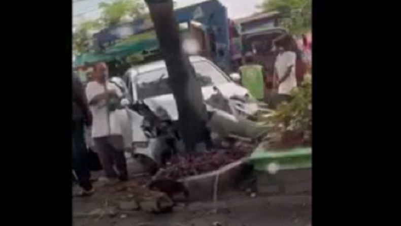 Kecelakaan di Medan, Avanza Angkut Emak-Emak Ringsek Hantam Pohon