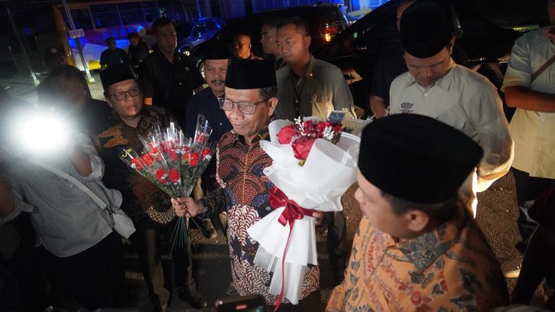 Hadiri Dialog di Universitas Muhammadiyah Sumbar, Mahfud MD Diberikan Bunga Simbol Semangat Perjuangan