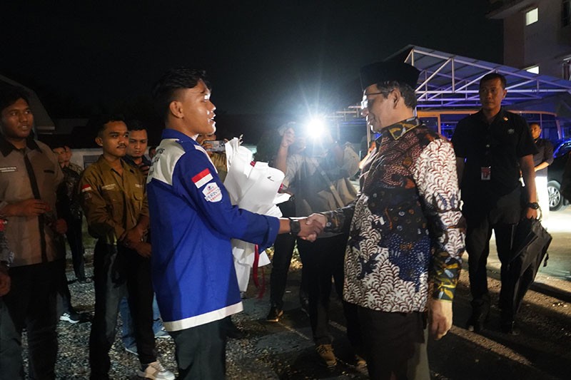 Mahfud MD Disambut dengan Bunga, Mahasiswa: Bapak Jenderal Penegakan Hukum - Bagian 3