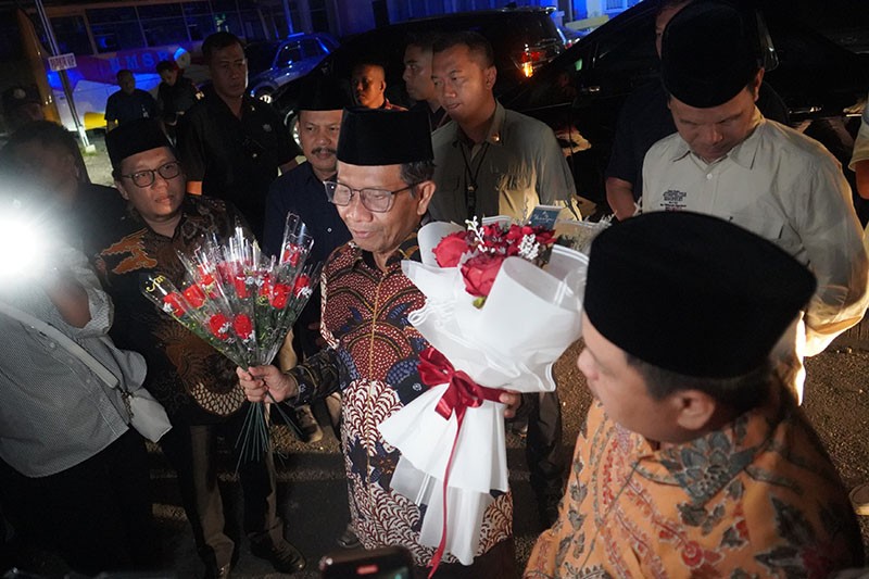 Mahfud MD Disambut dengan Bunga, Mahasiswa: Bapak Jenderal Penegakan Hukum - Bagian 2