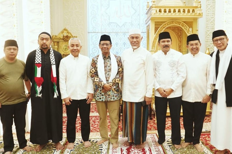 Mahfud MD Ceramah Subuh di Padang, Dihadiri Gubernur hingga Tokoh Masyarakat - Bagian 3
