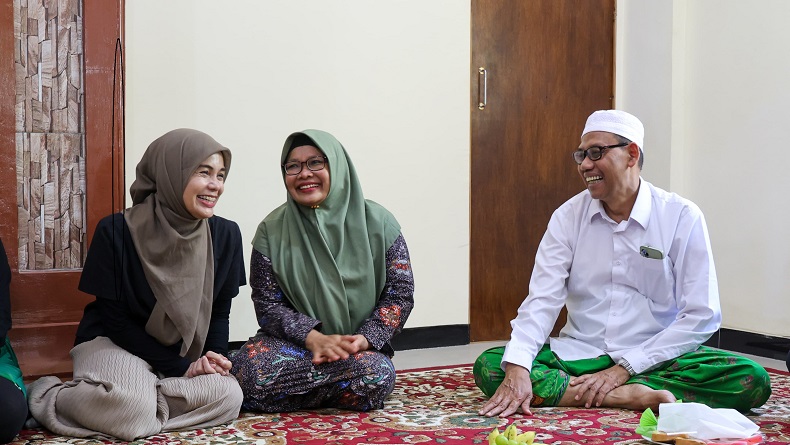 title Atikoh Sowan ke Ulama dan Ponpes Ponorogo-Trenggalek saat Safari Politik di Jatim Atikoh Sowan ke Ulama dan Ponpes Ponorogo-Trenggalek saat Safari Politik di Jatim