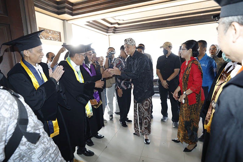 Hadiri Dies Natalis ke-74 UGM, Ganjar Minta Perguruan Tinggi Optimalkan Bonus Demografi - Bagian 1