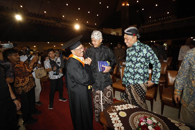 Hadiri Dies Natalis ke-74 UGM, Ganjar Minta Perguruan Tinggi Optimalkan Bonus Demografi - Bagian 2