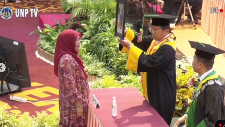 Momen Haru Orang Tua 2 Korban Gunung Marapi Wakili Wisuda Anak yang Meninggal Dunia
