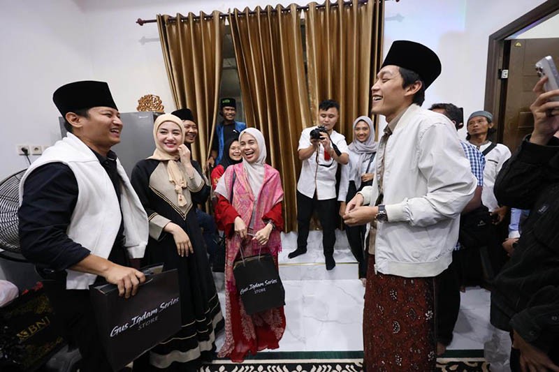 Ditemui Siti Atikoh, Gus Iqdam Titipkan Sarung untuk Ganjar Pranowo - Bagian 1