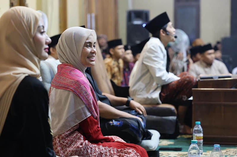 Ditemui Siti Atikoh, Gus Iqdam Titipkan Sarung untuk Ganjar Pranowo - Bagian 3