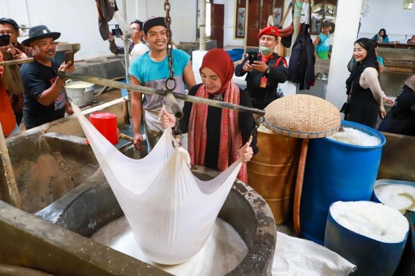 Siti Atikoh Bicara Pentingnya Kedaulatan Kedelai saat Menemui Pengrajin Tahu di Gresik - Bagian 1