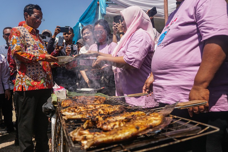 Mahfud MD Makan Seafood bersama Warga Marunda Sambil Dengar Aspirasi Nelayan - Bagian 1