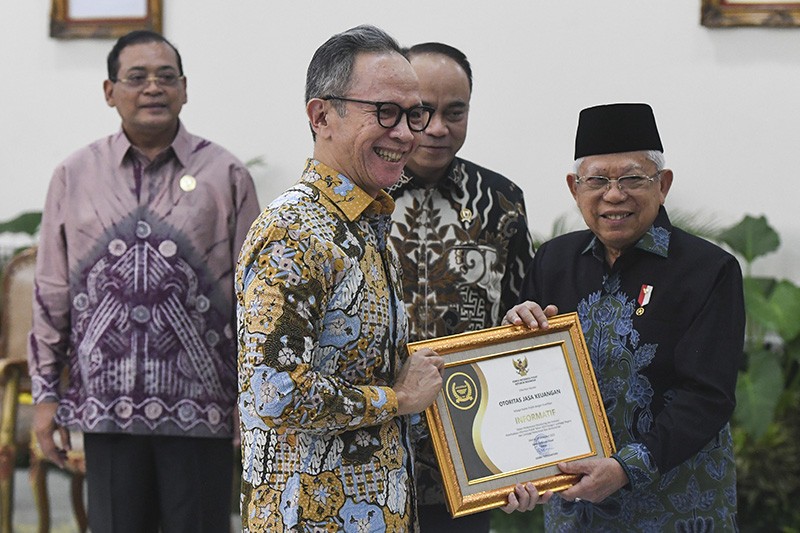 OJK Raih Penghargaan sebagai Badan Publik Informatif Terbaik Nasional - Bagian 1