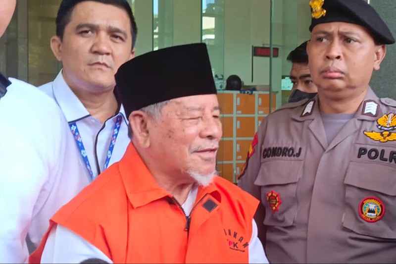 Tampang Gubernur Maluku Utara Tersenyum Kena OTT KPK - Bagian 2