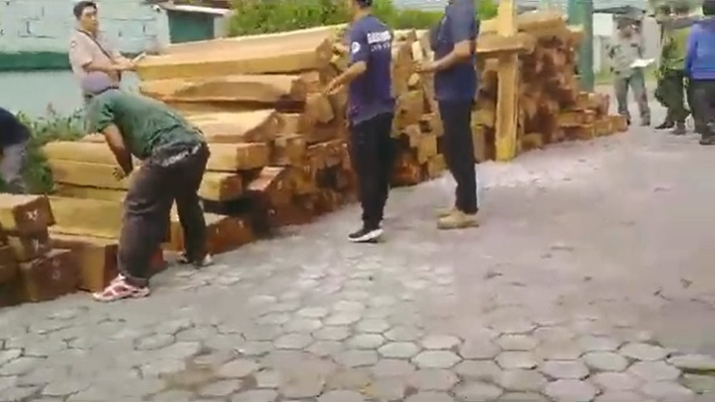 TNI Gagalkan Pengiriman Puluhan Kubik Kayu Sonokeling Ilegal dari Dompu Menuju Surabaya