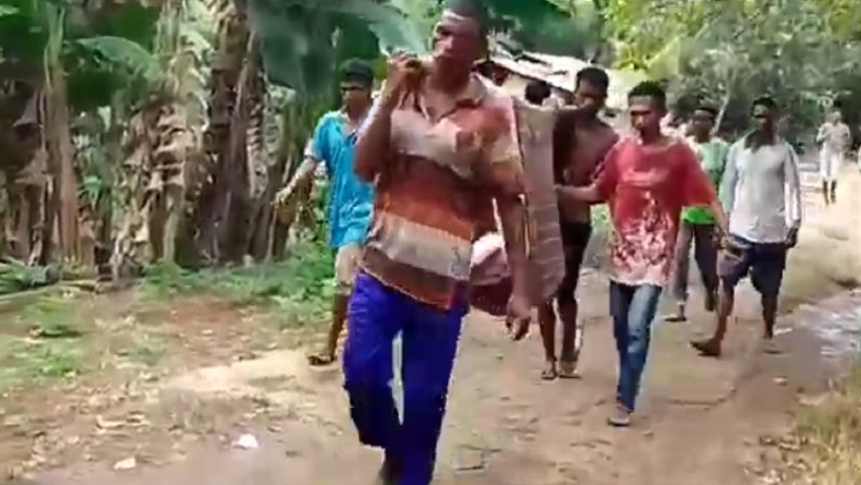 Pilu, Pasien Ditandu Sejauh 6 Km ke Puskesmas gegara Jalan Rusak di Sikka