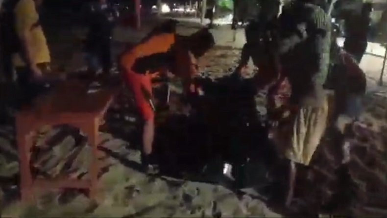 title Wisatawan asal Tangerang Terseret Ombak di Pantai Bali Ditemukan Tewas Terdampar Wisatawan asal Tangerang Terseret Ombak di Pantai Bali Ditemukan Tewas Terdampar