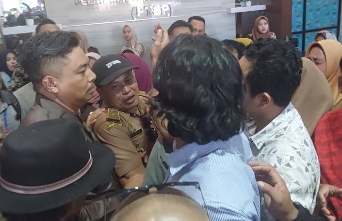 Kades Tombo-Tombolo Ditahan Kasus Penganiayaan, Istri dan Anak Menangis Histeris