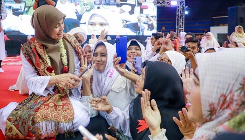 Siti Atikoh Bikin Warga Kagum Merakyat, Cerdas Dan Mengayomi