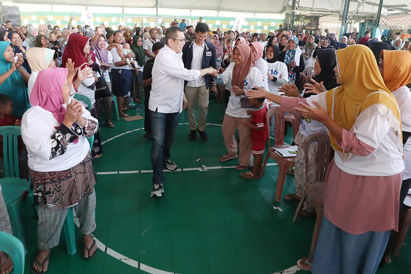 HT Disambut Antusias Warga saat Bazar Murah Partai Perindo di Tangerang - Bagian 1