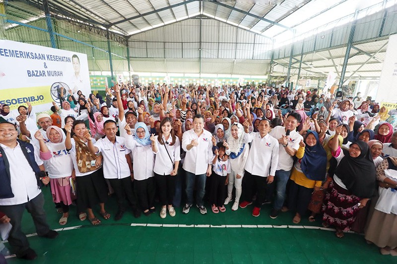 HT Disambut Antusias Warga saat Bazar Murah Partai Perindo di Tangerang - Bagian 4