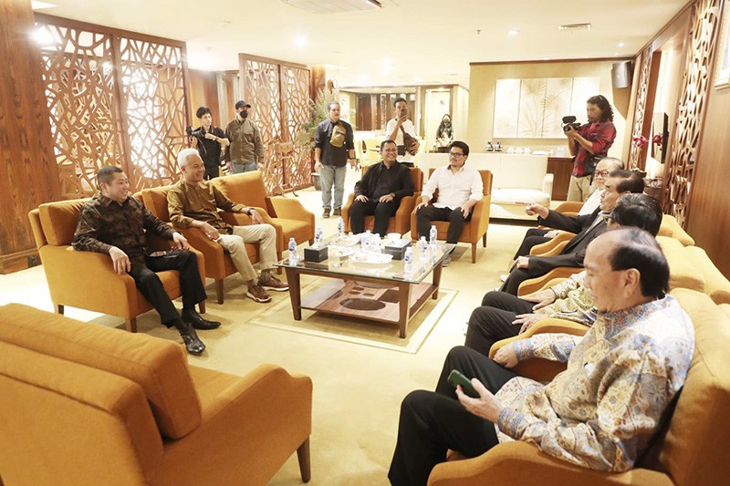 Ganjar Ditemani Hary Tanoe Silahturahmi ke Pendeta Niko Njotorahardjo - Bagian 2