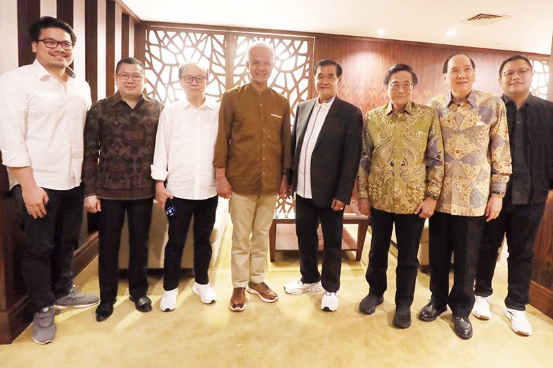 Ganjar Ditemani Hary Tanoe Silahturahmi ke Pendeta Niko Njotorahardjo - Bagian 1