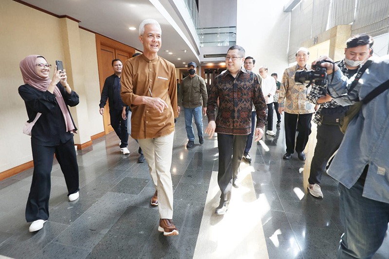 Ganjar Ditemani Hary Tanoe Silahturahmi ke Pendeta Niko Njotorahardjo - Bagian 4