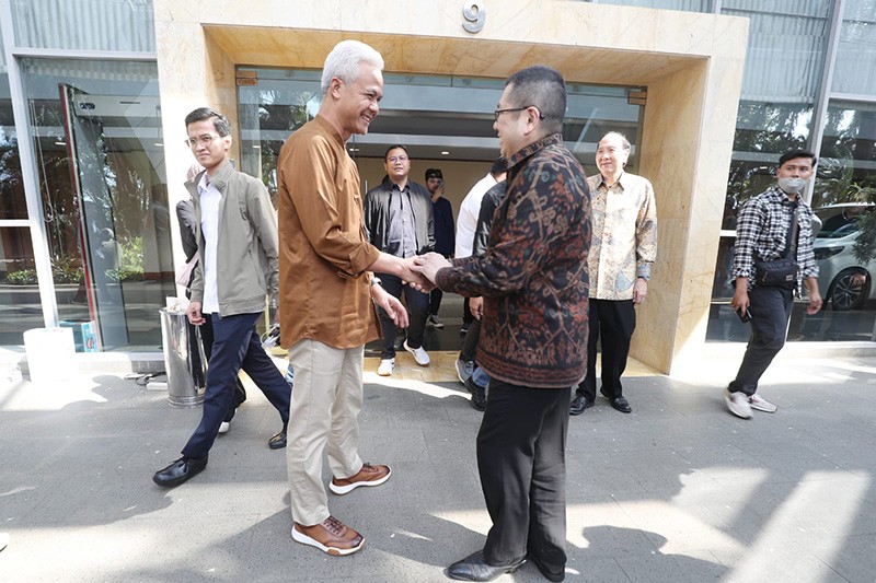 Ganjar Ditemani Hary Tanoe Silahturahmi ke Pendeta Niko Njotorahardjo - Bagian 3