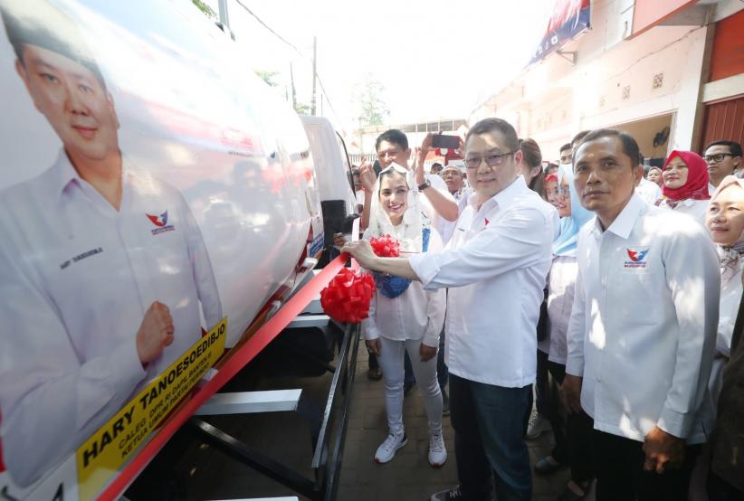 HT Serahkan 10 Gerobak Partai Perindo untuk UMKM Tigaraksa Tangerang - Bagian 4