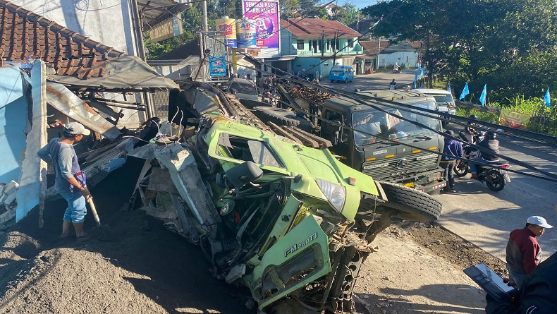 title Kecelakaan Truk Pasir Rem Blong Tabrak Rumah hingga Hancur, Sopir Usia 17 Tahun Luka Kecelakaan Truk Pasir Rem Blong Tabrak Rumah hingga Hancur, Sopir Usia 17 Tahun Luka