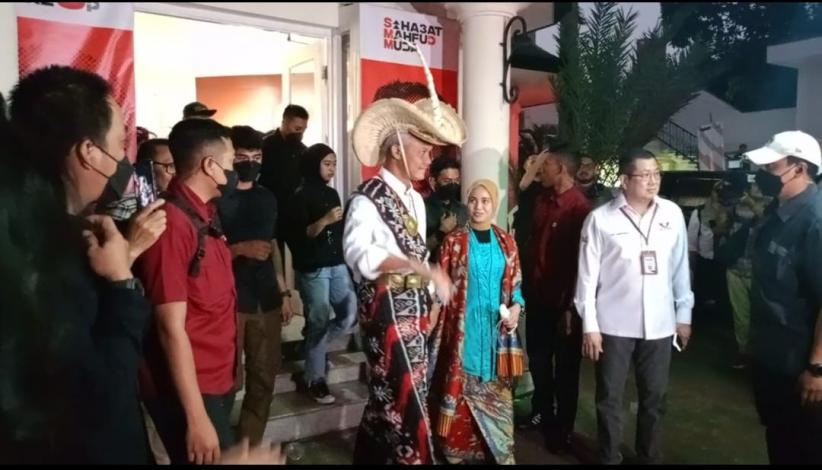 Berangkat Ke JCC, Ganjar Kenakan Baju Adat Rote NTT Dan Mahfud Pakaian ...