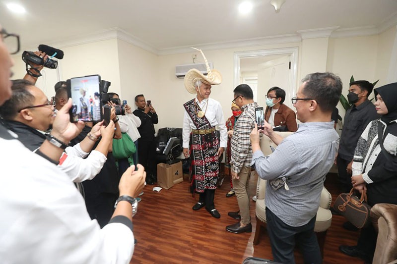 Siap Debat! Cawapres Mahfud MD Pakai Baju Adat Madura - Bagian 2