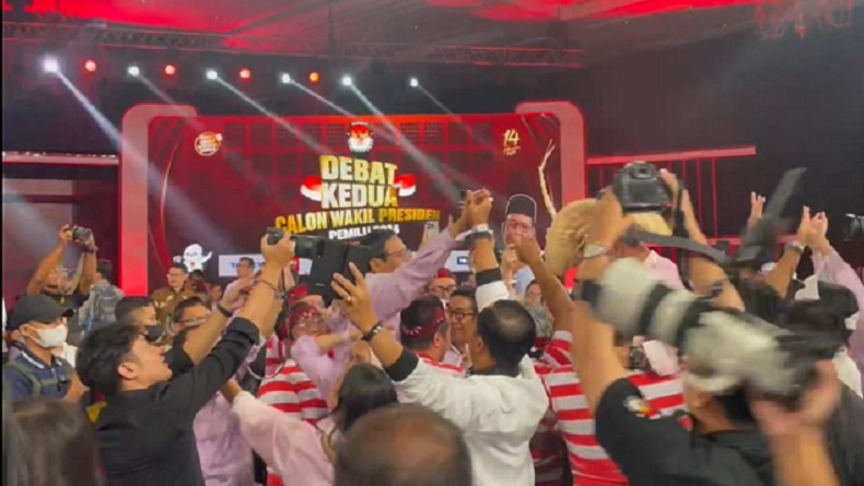 Selebrasi Ganjar-Mahfud Digendong Pendukung Usai Debat Kedua Pilpres 2024