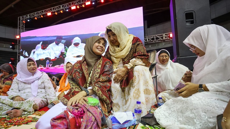 Pengajian Akbar di Surabaya, Atikoh Dapat Air Doa dari Nyai Ainur Rohmah