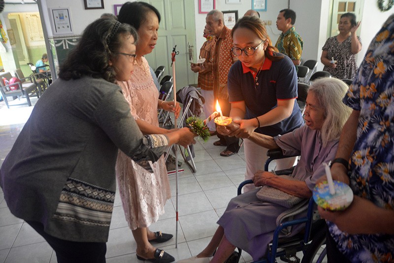 Penyandang Tunanetra Ibadah Perayaan Natal di Semarang dengan Khidmat - Bagian 2