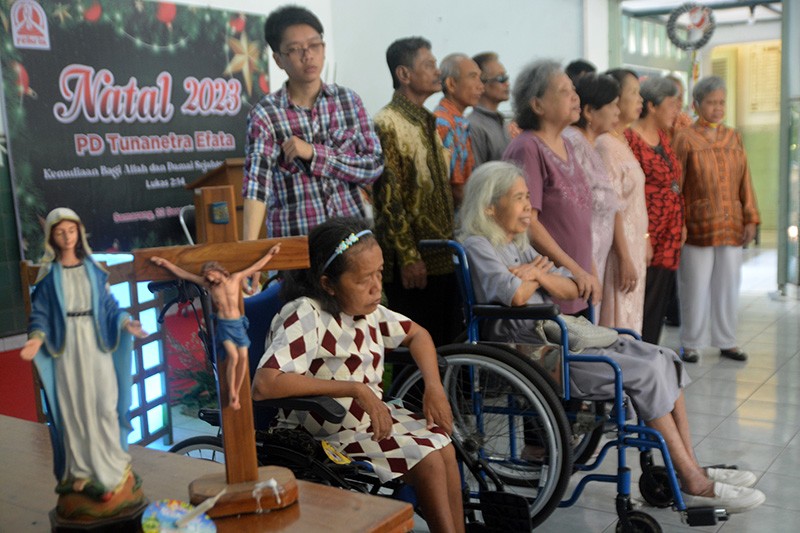 Penyandang Tunanetra Ibadah Perayaan Natal di Semarang dengan Khidmat - Bagian 1