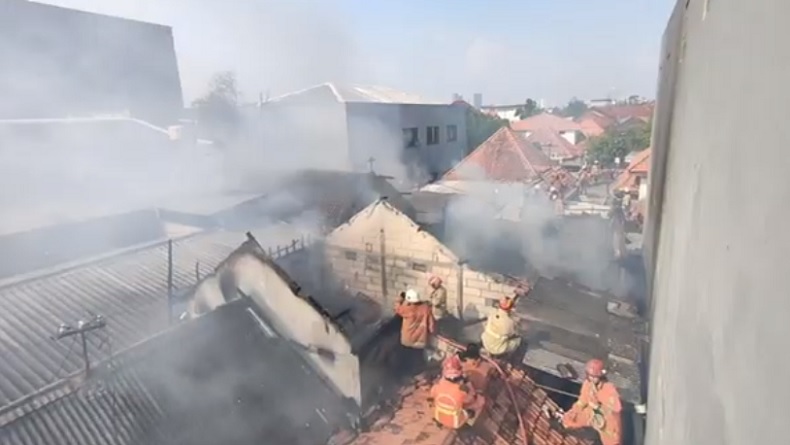 Kebakaran Hebat di Permukiman Padat Wonokromo Surabaya, Api Menjalar ke Tabung Gas
