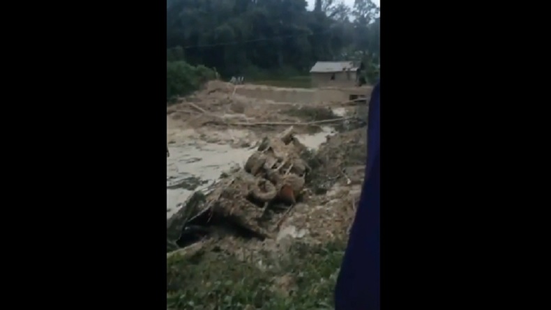 Longsor Timpa 2 Kendaraan di Jalinsum, Truk Masuk Jurang hingga Sopir Dilarikan ke Puskesmas