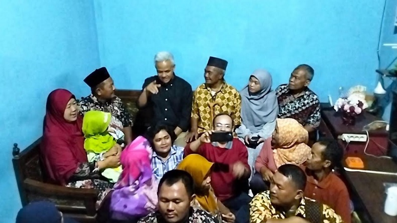 title Momen Haru saat Ganjar Menginap di Rumah Alumni SMK Negeri Jateng di Bayan Momen Haru saat Ganjar Menginap di Rumah Alumni SMK Negeri Jateng di Bayan