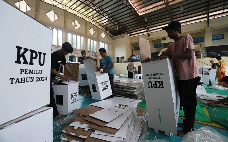 Proses Perakitan Kotak Suara Pemilu 2024 di GOR Tanah Abang - Bagian 1