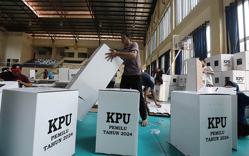 Proses Perakitan Kotak Suara Pemilu 2024 di GOR Tanah Abang - Bagian 2