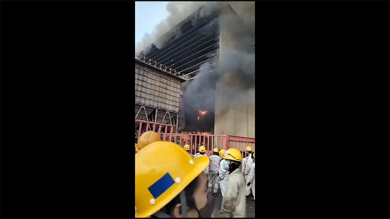 Sejumlah Pekerja Melompat dari Gedung Selamatkan Diri saat Ledakan Tungku Smelter di Morowali - Bagian 6