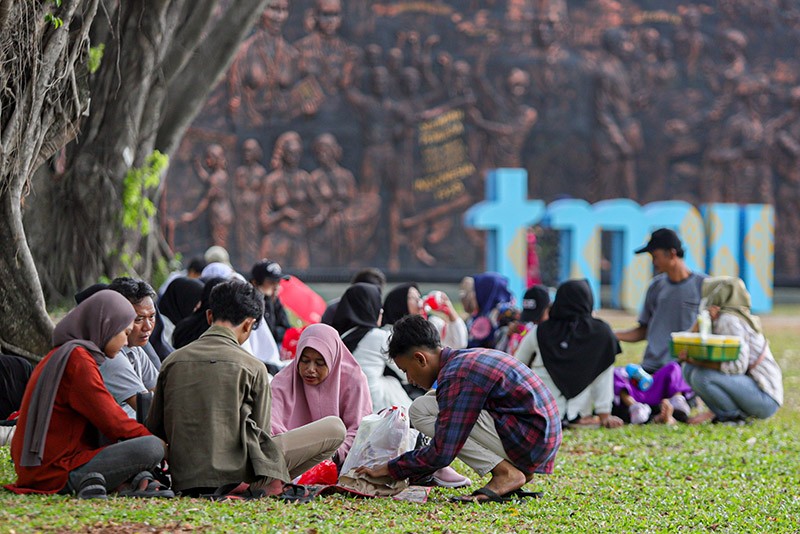 Pengunjung TMII Membeludak Menikmati Liburan Natal 2023 - Bagian 2