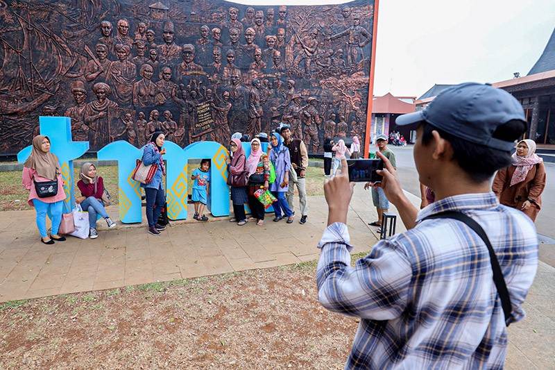 Pengunjung TMII Membeludak Menikmati Liburan Natal 2023 - Bagian 3