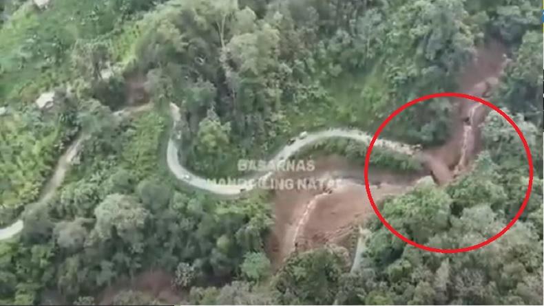 Longsor Dahsyat di Madina, Puluhan Warga Terjebak hingga Dievakuasi dalam Kondisi Lemas