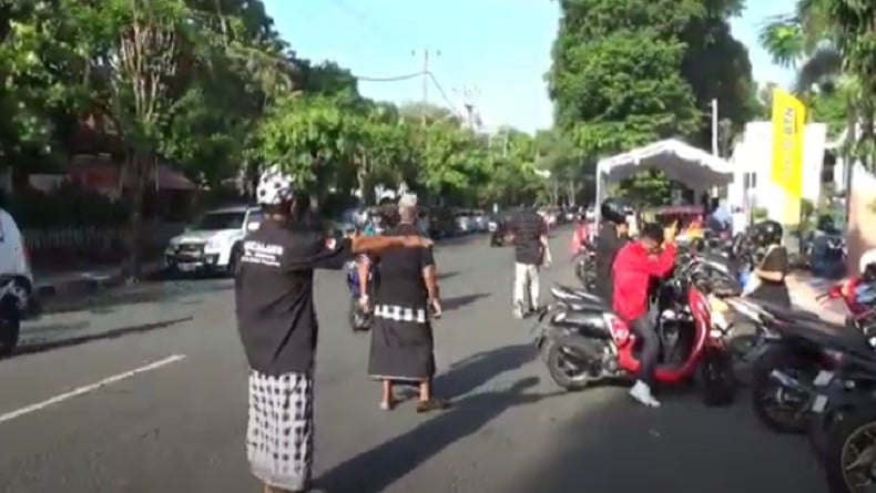 title Bukti Toleransi Tinggi, Pecalang di Denpasar Terjun Amankan Perayaan Natal di Sejumlah Gereja Bukti Toleransi Tinggi, Pecalang di Denpasar Terjun Amankan Perayaan Natal di Sejumlah Gereja