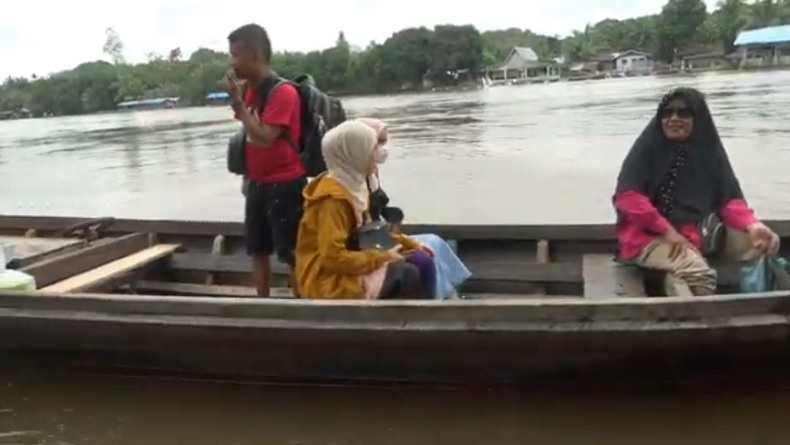 Banjir di Kampar Meluas, Warga Beraktivitas Gunakan Perahu
