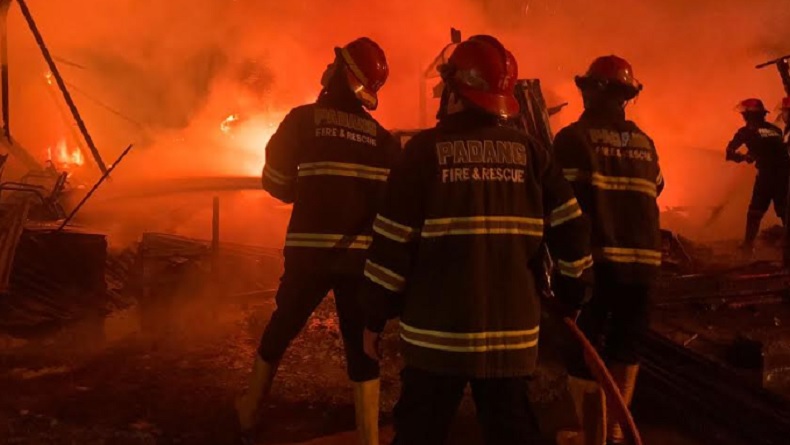 Kebakaran Hebat di Padang, 1 Rumah dan 3 Toko Hangus